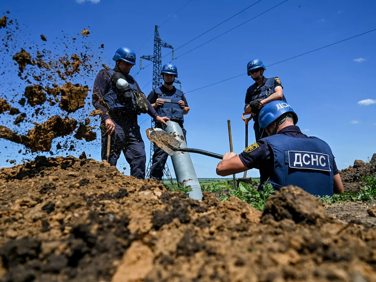 Experți deminează terenuri în Ucraina - Foto: Profimedia Images