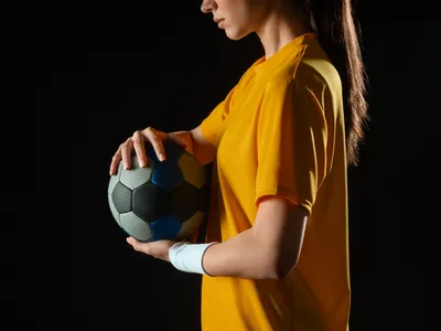Portret de studio al unui jucător de handbal - Foto: Magnific.com (Imagine cu rol ilustrativ)