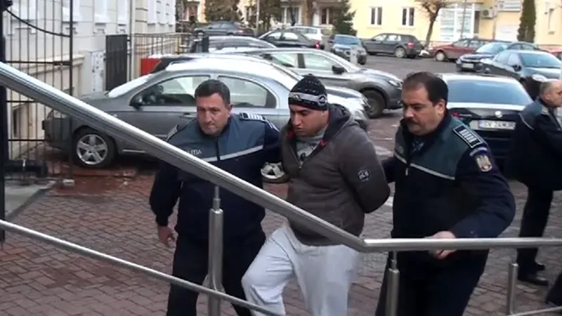 Interlopul Alexandru Huțuleac, zis Duțu, a lovit cu sabia un polițist și acum fuge de pedeapsă Foto: Adevărul