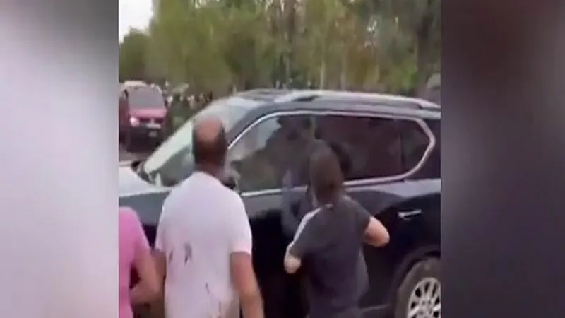Sinistrații au vandalizat mașina premierului spaniol. Bolidul de lux a fost distrus complet Foto: captură Antena 3