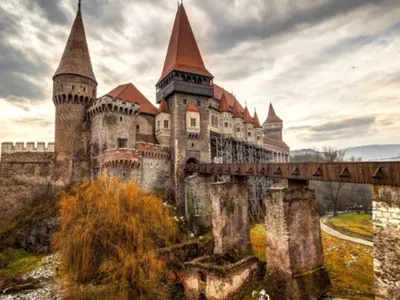 Casetă metalică cu documente, descoperită sub talpa Cavalerului de pe acoperişul Castelului Corvinilor. Ce ascundea aceasta