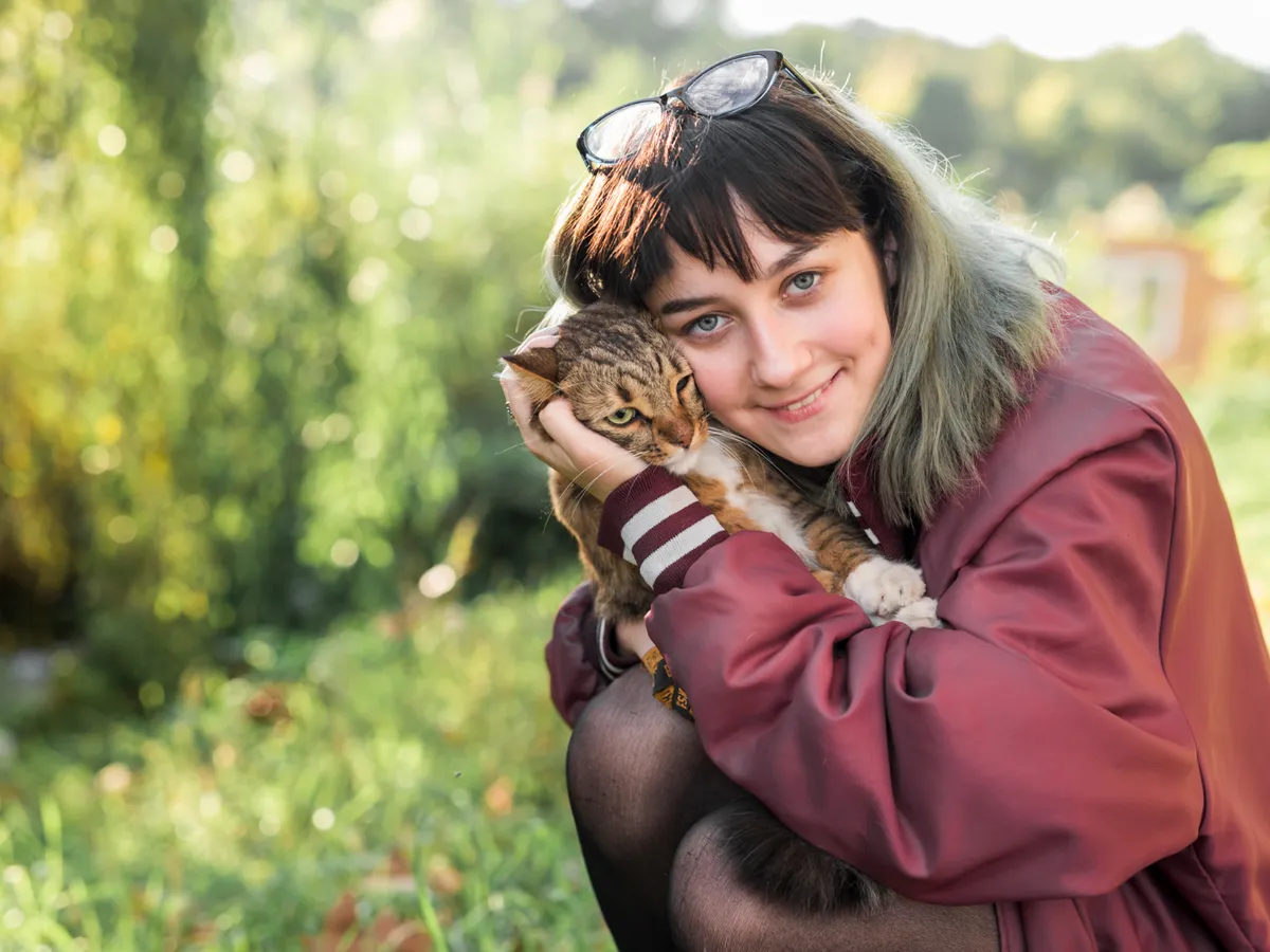 Fată cu pisică - Foto: Magnific.com (Imagine cu rol ilustrativ)