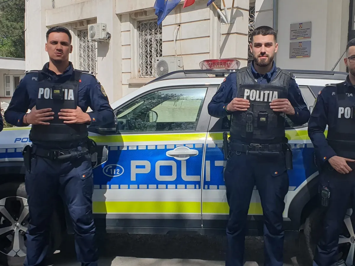 Patru poliţişti au salvat un bărbat care voia să se arunce de pe un viaduct în Galați Foto: IPJ Galati