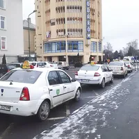 PIRATERIE La Brașov, la Curtea de Apel (jos) s-a constatat că ancheta procurorilor e mai evazionistă decât activitatea taximetrelor