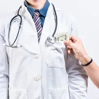 Un șef de secție de la un spital din Sibiu lua mită mâncare sau bani ca să facă acte medicale false - Foto: Profimedia Images/ Imagine cu caracter ilustrativ