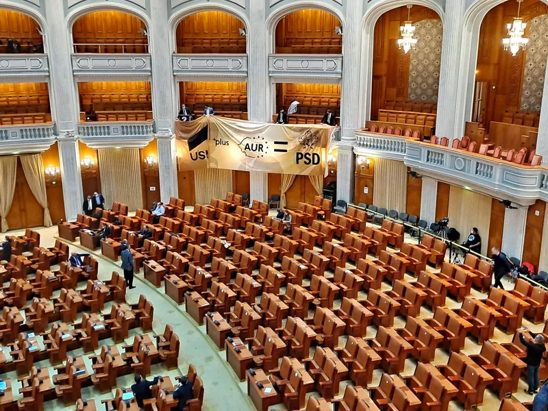 Bannerul montat de PNL în sala de plen. Foto Newsweek România