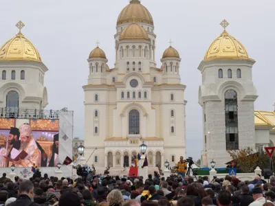 Incidente la Catedrala Mântuirii Neamului. Supărați pe pauza de curățenie, oamenii care așteptau de ore întregi au rupt rândurile