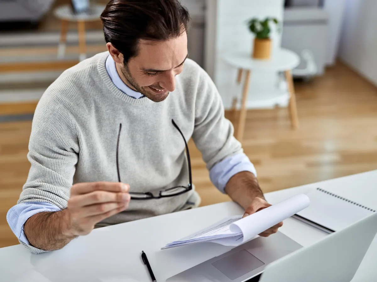 Persoană cu o factură - Foto: Freepik (Imagine cu rol ilustrativ)