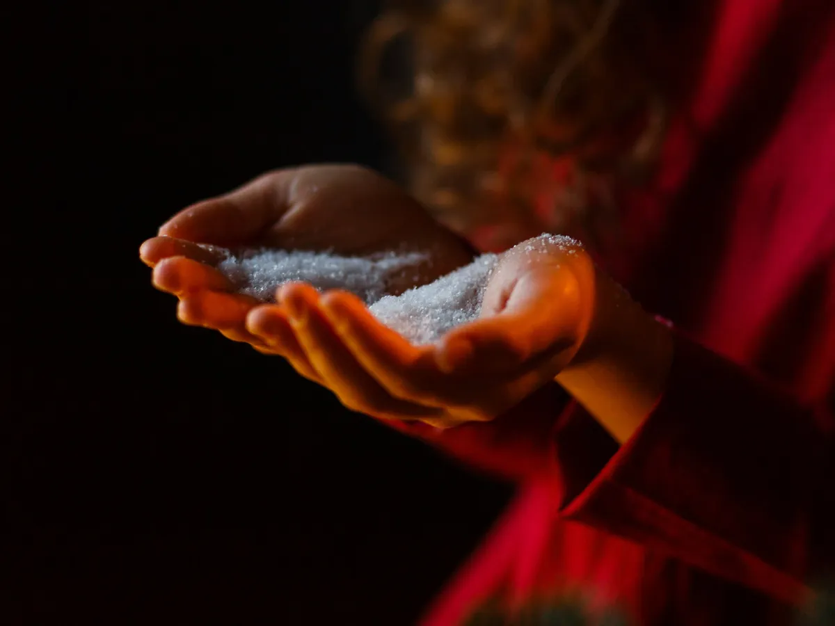 Persoană care ține sare în mâini - Foto: Freepik (Imagine cu rol ilustrativ)