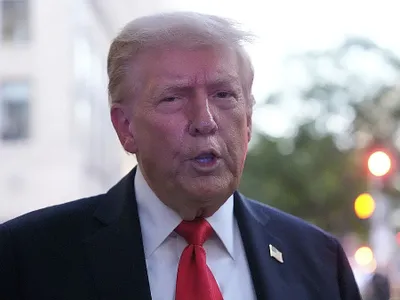 Donald Trump vorbeşte cu presa, înainte de a intra într-un restaurant de lângă Casa Albă - Foto: Profimedia Images