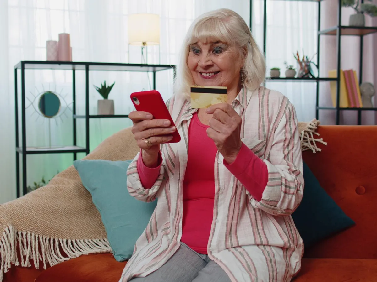 Pensionarul verifică dacă pensia e pe card - Foto: Freepik