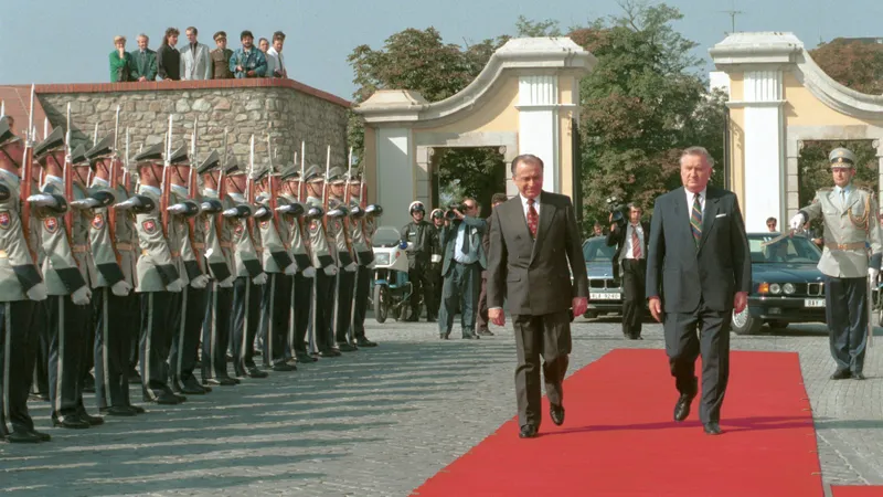 Ion Iliescu e internat la Terapie Intensivă. Ce spun medicii despre starea de sănătate? Foto: Profimedia Images (fotografie cu caracter ilsutratiiv)