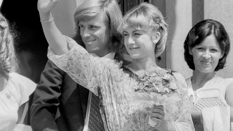 Bjorn Borg și soția sa, Mariana Simionescu, la balconul Oficiului stării civile de la Primăria București - Foto: Profimedia Images