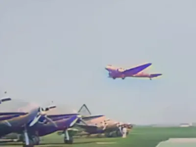 În anii ‘30-‘40 românii mergeau cu avionul de la Constanța la Balcic. Biletul? 50% cât la tren - Foto: captură video