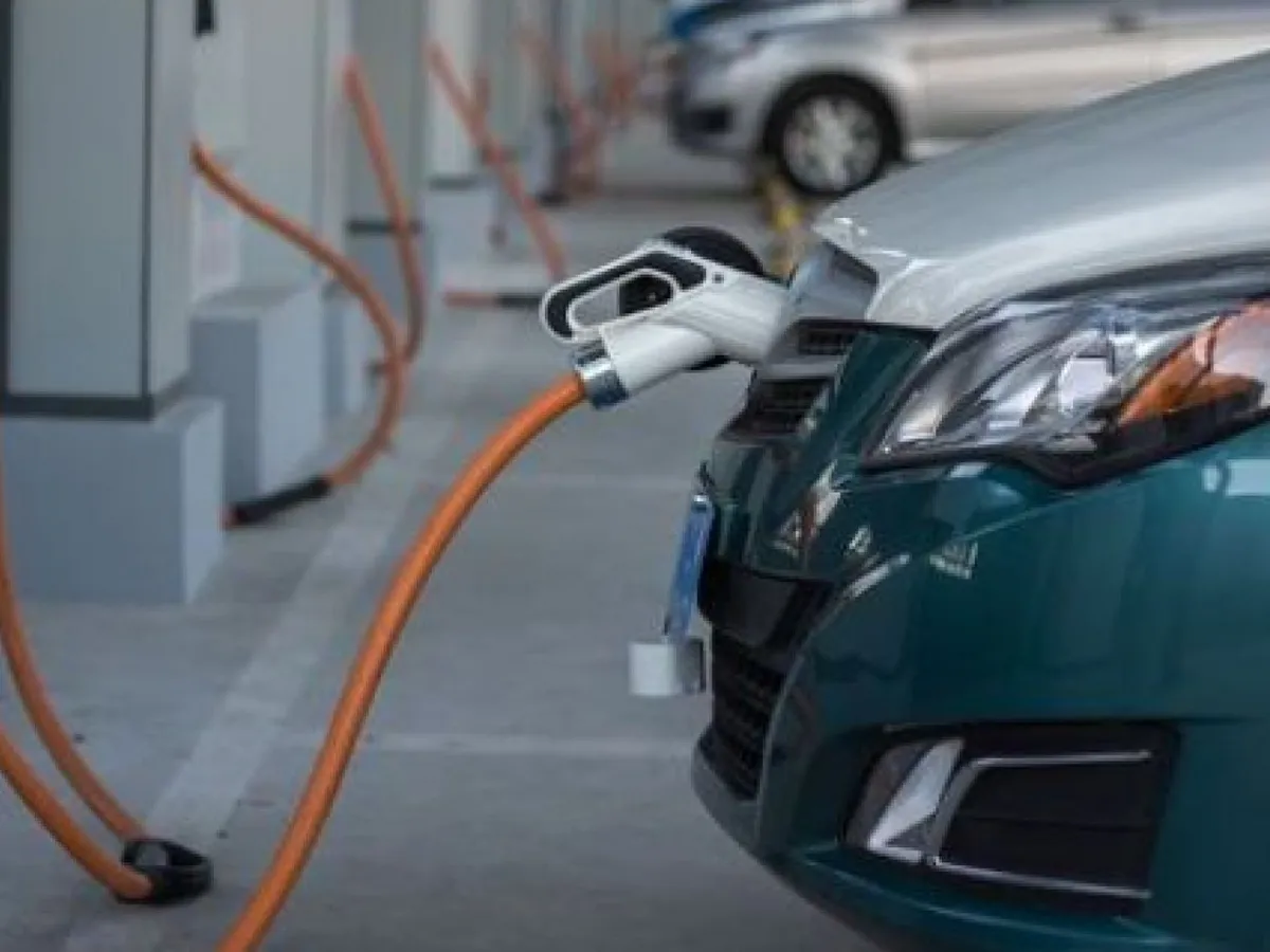 Petrolul se scumpește pe fondul conflictului, iar tot mai mulți șoferi sunt interesați de mașinile electrice