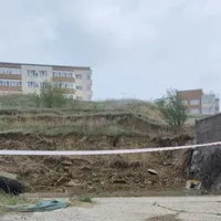 Alunecare periculoasă de teren, lângă un bloc. Incredibil, dezvoltatorul dă vina pe locatari - Foto: News.ro