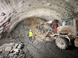Imagini spectaculoase! Cum sunt săpate tunelurile pe „Autostrada urșilor”. Termenul era 2016 - Foto: Facebook / DRDP Timișoara