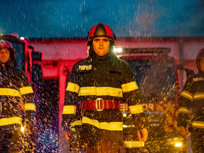 Incendiu într-un bloc cu nouă etaje din oraşul Ploieşti. Degajări mari de fum - Foto: igsu.ro