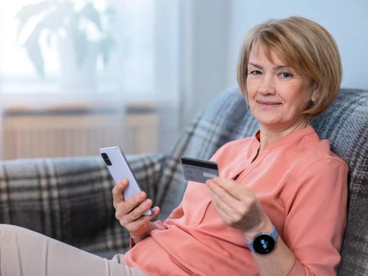 Pensionari care iau pensia pe card - Foto: Freepik