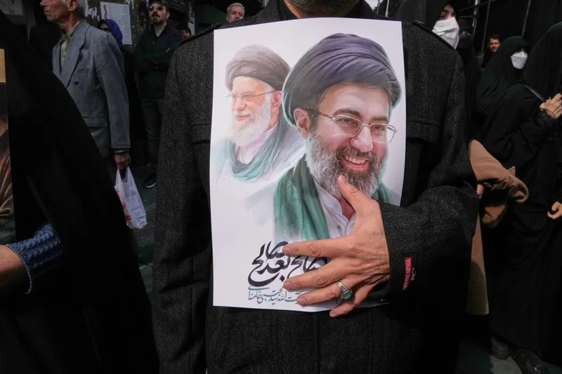 Musulmani şiiţi demonstrează la Teheran, afiş&acirc;nd postere cu Ali Khamenei şi fiul său, Mojtaba - Foto: Profimedia Images