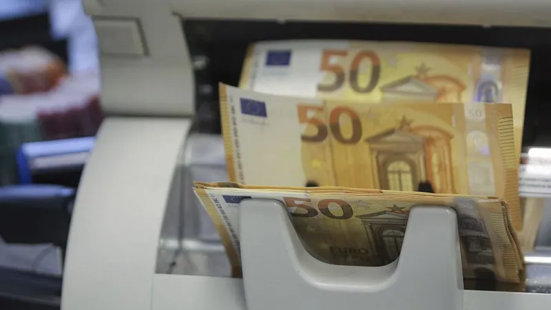 Guvernul majorează impozitul pe dividende la 10%. Premierul Ciolacu promisese că nu măreşte taxele - Foto: INQUAM PHOTOS/Octav Ganea