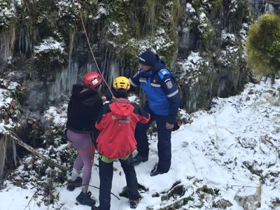 Doi turişti francezi blocaţi pe o stâncă, în apropierea Cascadei Vălul Miresei, salvaţi de jandarmii din Cluj - Foto: Facebook/Inspectoratul de Jandarmi Județean Cluj
