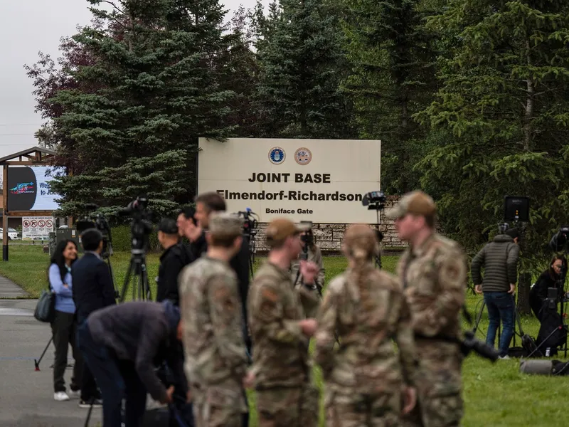 Jurnaliștii își pun echipamentele în fața bazei unde se întâlnesc Trump și Putin - Foto: Profimedia Images (imagine cu rol ilustrativ)
