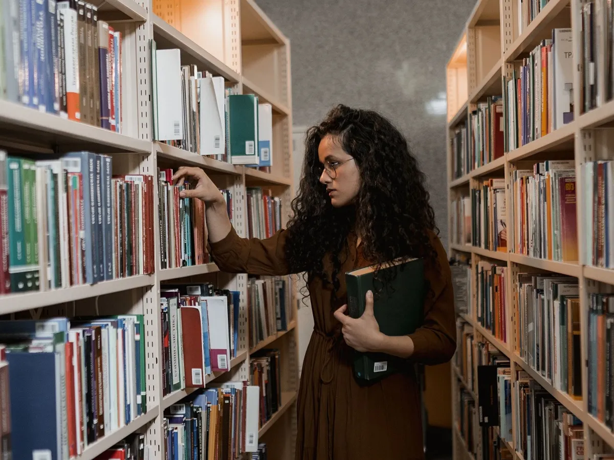 Femeie într-o bibliotecă publică - Foto: Pexels (cu rol ilustrativ)