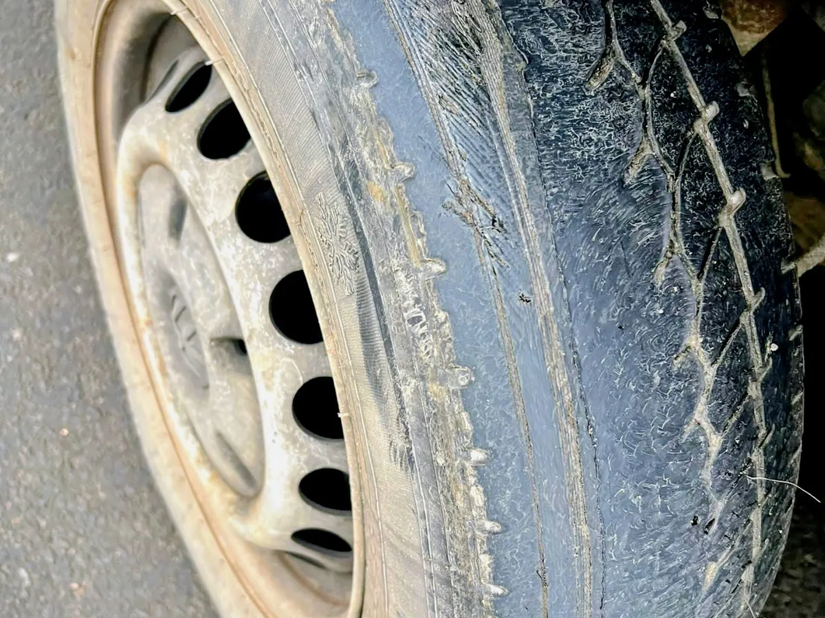 FOTO Inconștiență criminală! Un șofer român, prins în trafic cu „slick-”-uri de iarnă. Nici la căruță nu merg