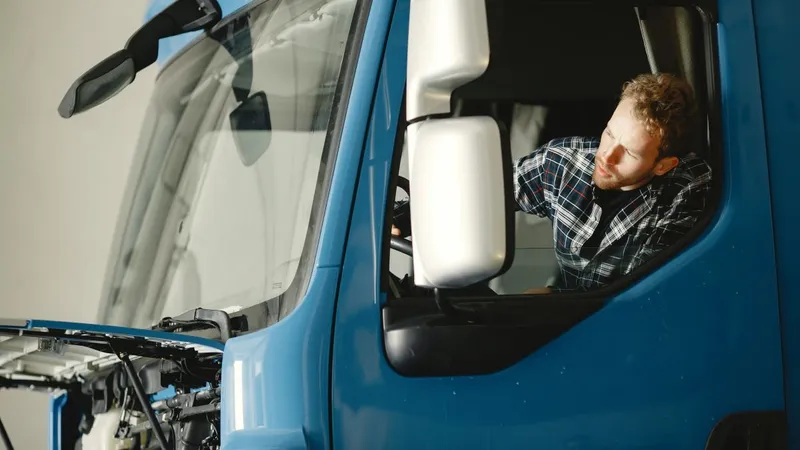 Trei tineri din Aiud au furat 500 de litri de motorină din rezervoarele unor camioane - Pexels/Gustavo Fring/