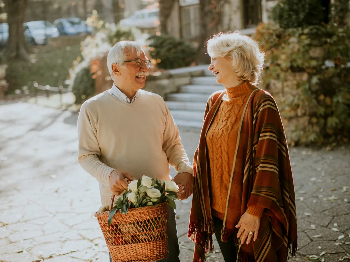Pensionari la pensie, în parc - Foto: Freepik