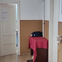 Un elev a fost bătut măr de profesorul de matematică. Tânărul apăsa soneria în mod repetat Foto: captură video Observator
