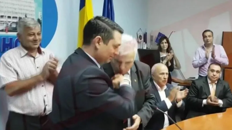 În 2016, când Bogdan Toader a preluat șefia CJ Prahova, un consilier PSD i-a pupat mâna Foto: Captură video