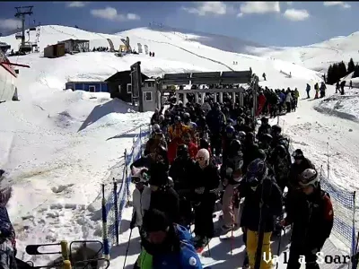 Sute de oameni pe pârtie la Sinaia, de Florii. La telescaunele care deservesc domeniul schiabil se stă la rând - Foto: News.ro