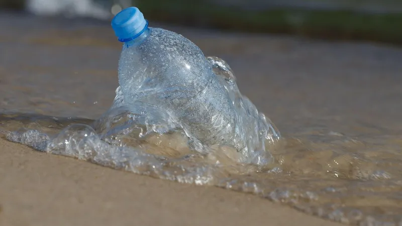 Plastic în apă - Foto: Profimedia/ Imagine cu caracter ilustrativ