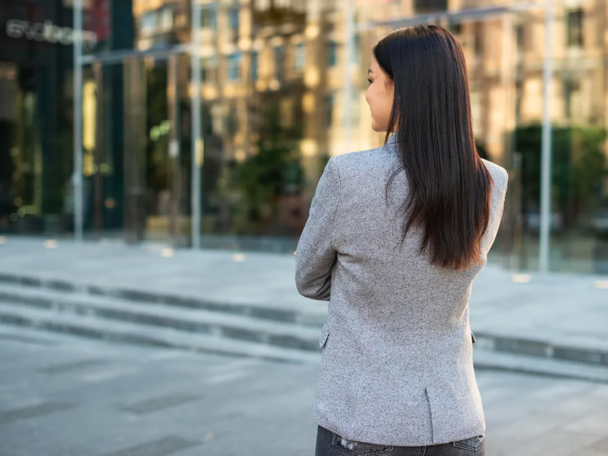 Am fost concediată cu o fiică de 3 ani acasă. 20 de ani mai târziu, fosta șefă mi-a zis motivul. „A fost crud”