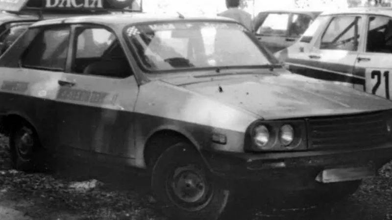 Dacia 1300 Coupe Hatchback: lunetă din 2 geamuri de autobuz. Nu s-a putut turna dintr-o bucată - Foto: automobileromanesti.ro