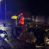 Un vitezoman de 21 ani a intrat frontal într-o mașină de pe contrasens. 2 tineri, carbonizați - Foto: ISU Vrancea