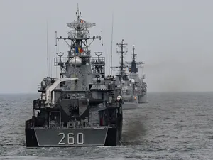 Fregata Marinei Române „Regele Ferdinand” (D), o navă de război bulgară (C) și corveta românească „Amiral Bărbuneanu” (S) mărșăluiesc pe Marea Neagră - Foto: Profimedia Images