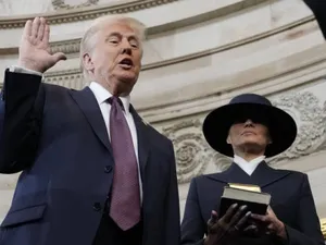 Trump a depus jurământul fără să pună mâna pe Biblie. Ce spun experții despre consecințele acestui gest