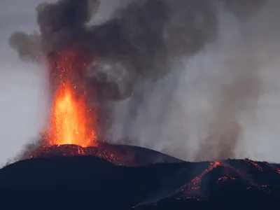 Aeroportul Catania, închis din cauza unei căderi de cenuşă după erupţia vulcanului Etna  Foto: profimediaimages.ro