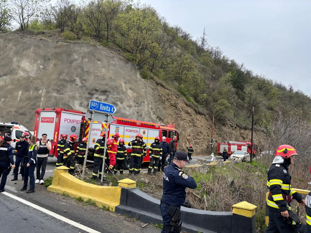 Alertă pe un drum din România! Microbuz căzut în Dunăre. A fost activat Planul Roșu de Intervenție - Foto: ISU Mehedinți