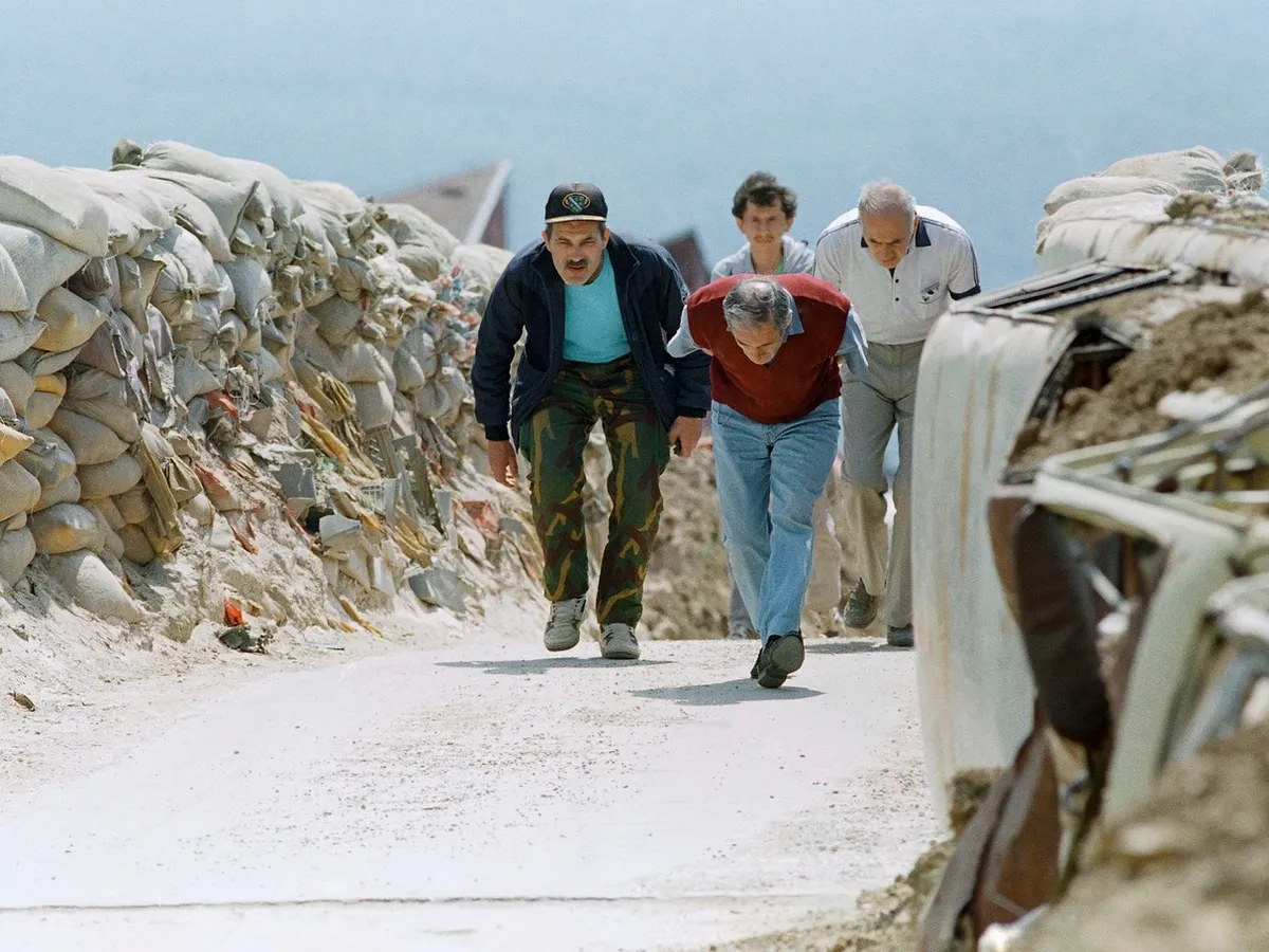 VIDEO Peședintele Serbiei, acuzat de implicare în „safari uman” la Sarajevo. 80.000 £ vânătoarea de civili