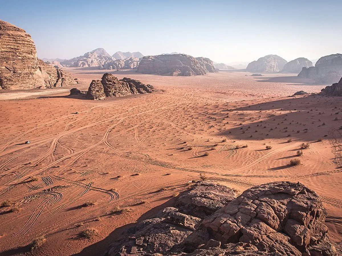Deșertul Wadi Rum mai  este cunoscut și drept „Valea Lunii“ sau „Valea Romană“