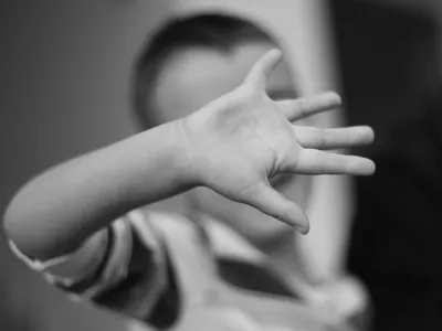 Un tată și-a bătut băiatul de 11 ani părăsit de mamă de s-a auzit în tot blocul. Ce a făcut poliția? - Foto: Freepik (Imagine cu rol ilustrativ)