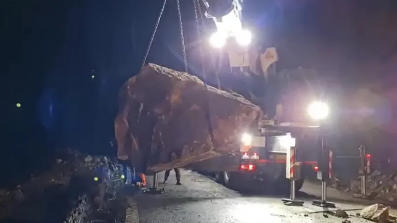 Traficul pe Valea Oltului, reluat după circa 7 ore. Au căzut stânci pe drum și pe un TIR - Foto: captură video