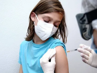 Doza „booster” a vaccinului Pfizer-BioNTech pentru adolescenţii din grupa 12-15 ani, aprobată în SUA. / Foto: bbc.com