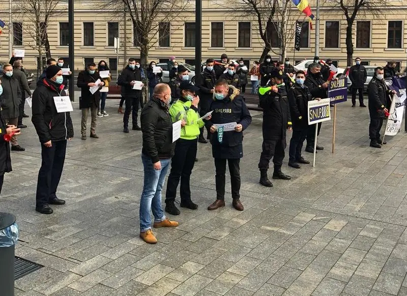 Bugetarii protestează în faţa Ministerului Muncii şi la prefecturile din Bacău, Timiş şi Cluj/FOTO: Publisind