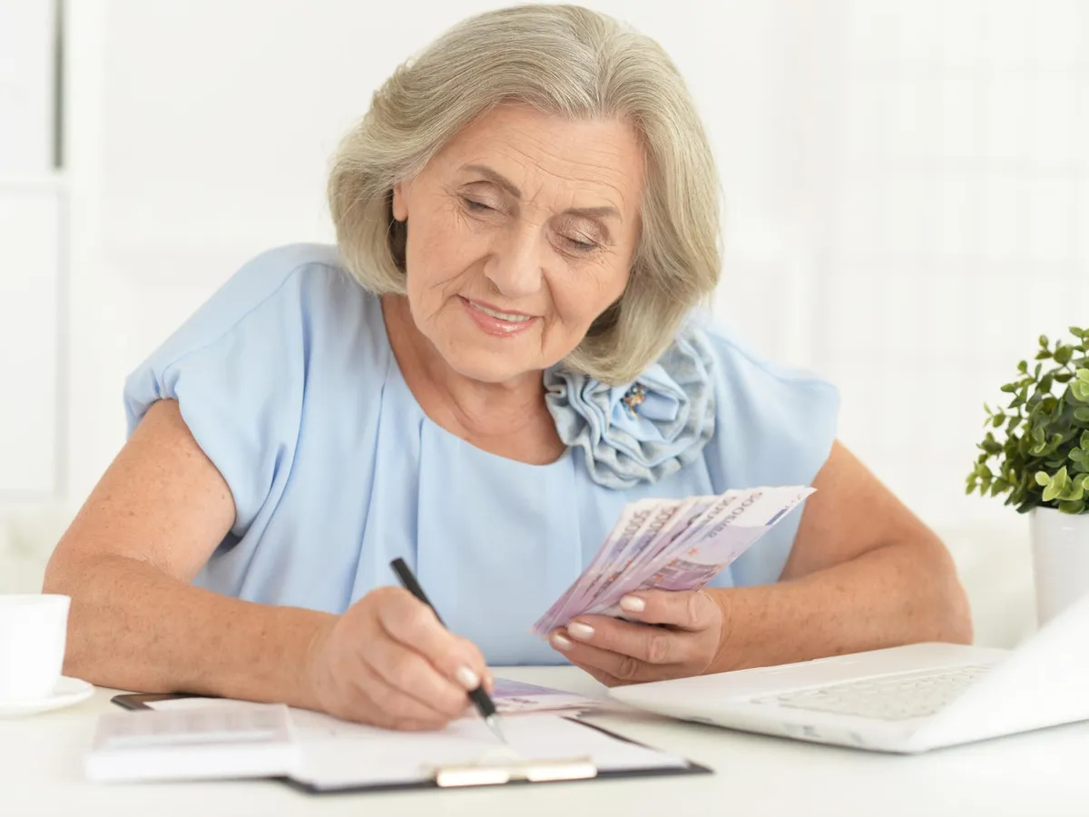 Pensionară la pensie - Foto: Freepik