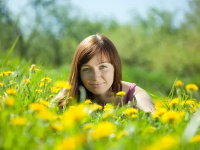 Femeie în grădină - Foto: Magnific.com (Imagine cu rol ilustrativ)